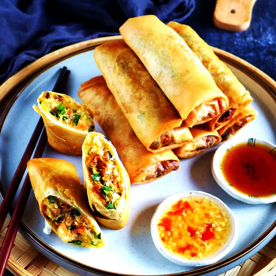 whole spring rolls and halved ones scaled 1